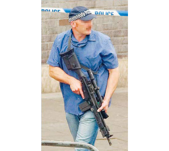 policeman with g3k rifle
