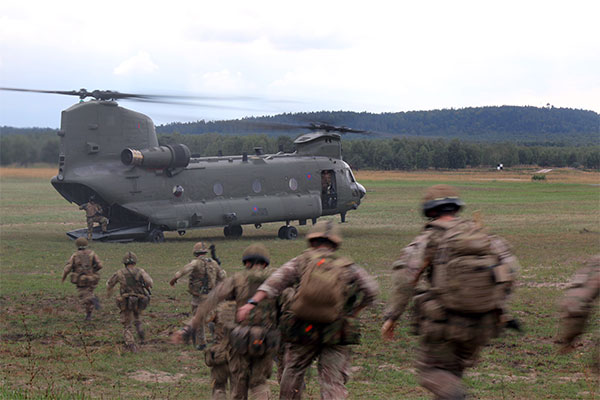 2 PARA soldiers run towards a RAF Chinook