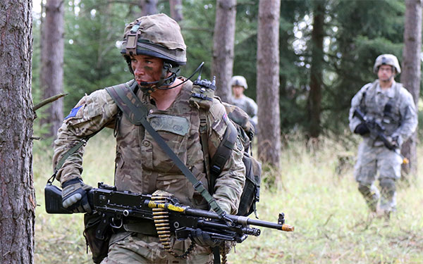 2 PARA soldier armed with GPMG