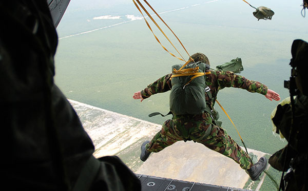 4 Para chinook parchute jump