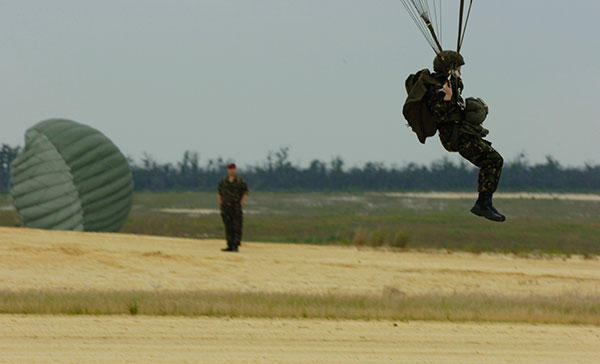 4 Para parachute jump