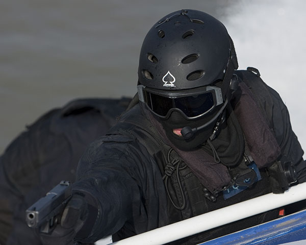 SCO19 officer armed with Glock 17